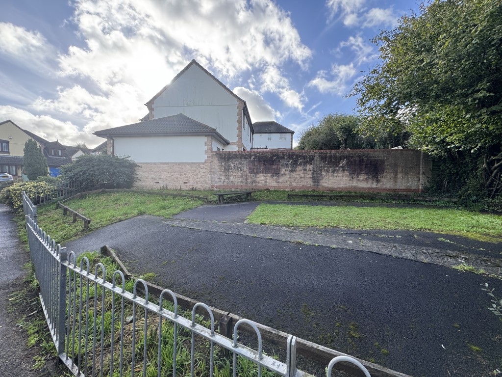 Lot: 13 - FREEHOLD LAND - View of land from the right